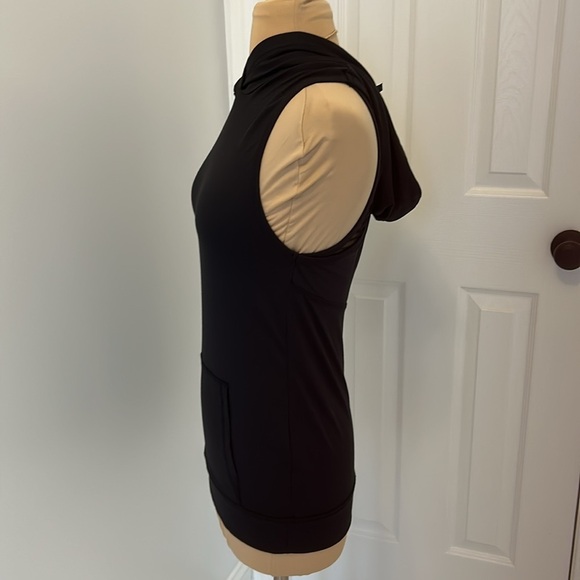 Alala Twisted Back Hooded Tank Black - Picture 5 of 9